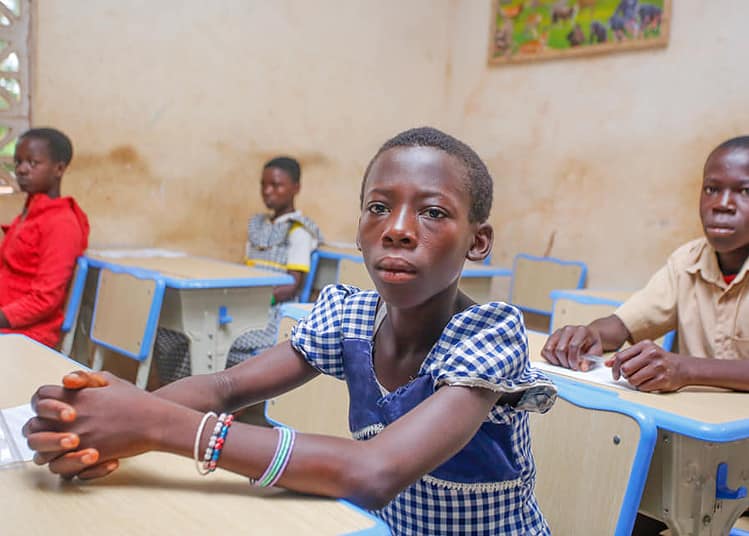 Élève de Côte d'Ivoire dans une salle de classe