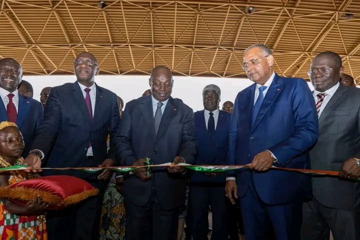 Le Vice-Président, Tiémoko Meyliet Koné procède à la coupure du ruban à l'ouverture du parc des expositions d'Abidjan (DR)