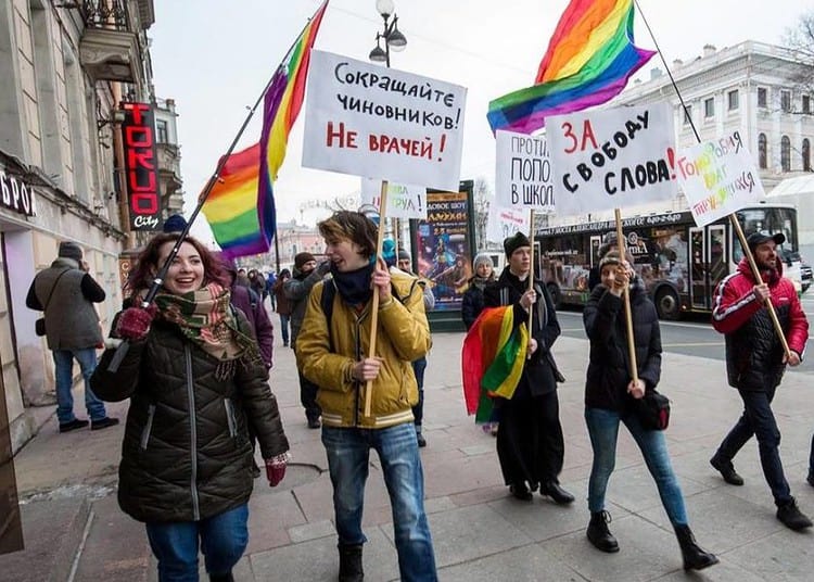 manifestation d'une communauté LGBT en Russie