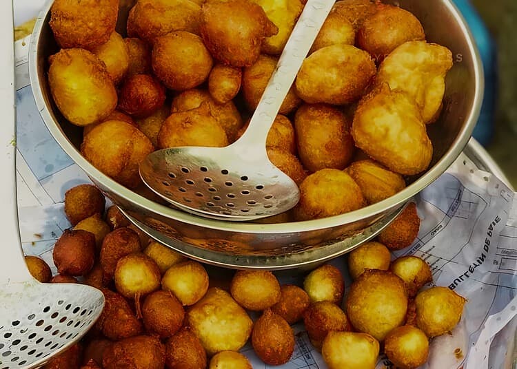 Gblofoto, des galettes rouges qui font partie de la street food ivoirienne