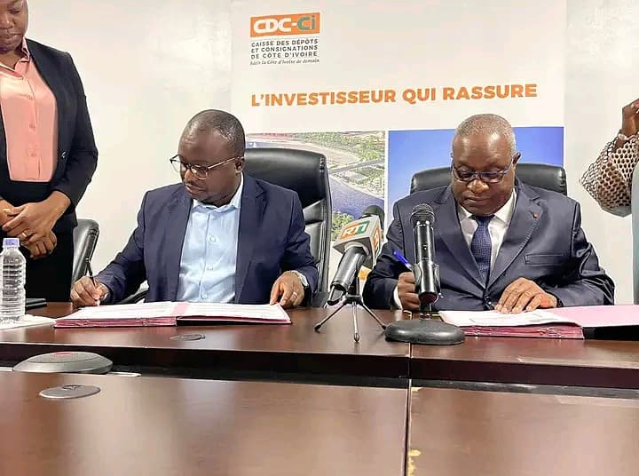 De la gauche vers la droite, le DG de l’INP-HB, Dr Moussa Diaby et le DG de CDC-CI, Lassina Fofana signent l’accord-cadre (DR)