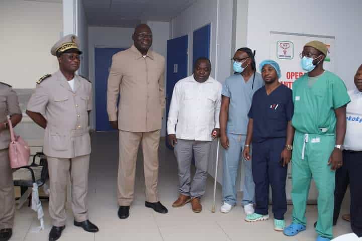 Ahoutou Emmanuel Koffi (5ème à partir de la droite) et les autorités de la ville apportent leurs soutiens aux patients et au corps médical. (DR)