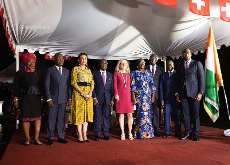 Anne Lugon-Moulin, ambassadeur de la Suisse en Côte d'Ivoire (au centre en rouge), posant avec quelques membres du gouvernement ivoirien lors de la cérémonie (DR)