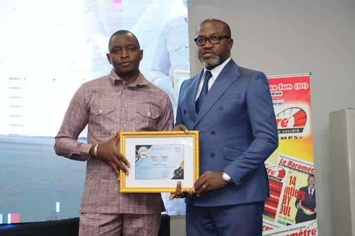 Dagnogo Ibrahim à gauche reçoit son prix des mains du directeur d'exploitation et du marketing de UTB, Williams Koffi (DR)