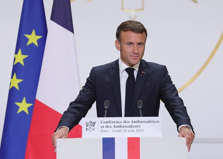 Emmanuel Macron à la tribune de la Conférence des Ambassadrices er des Ambassadeurs ce lundi 28 août à Paris / Source: Teresa Suarez, AFP
