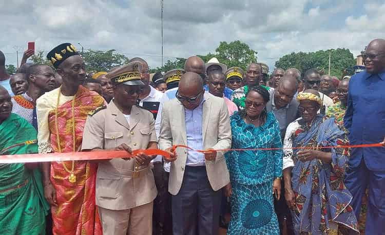 Coupure du ruban par le ministre-gouverneur du district de la vallée du Bandama, Jean-Claude Kouassi et les autorités du département de Sakassou. (DR)