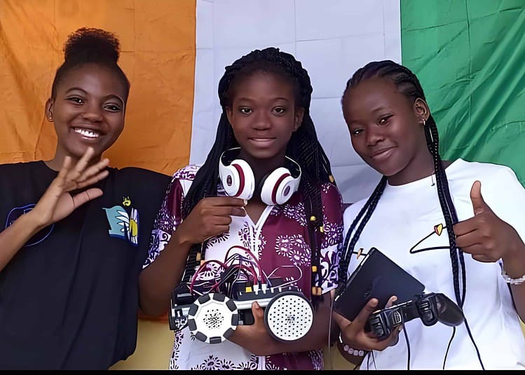 Jeunes filles roboticiennes ivoiriennes membre de IvoiRobotics