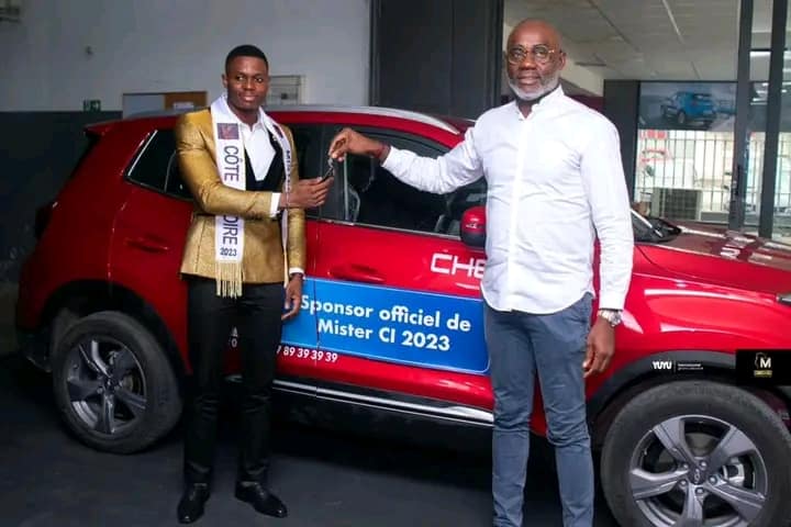 Taba Jean-Christophe Roger, Mister Côte d'Ivoire 2023 recevant les clés de son véhicule de Jean Takrou, directeur général de Sada Motors (DR)