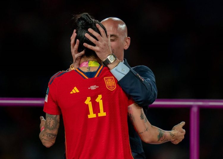 Le président de la fédération espagnole de football, Luis Rubiales embrassant Jennifer Hermoso