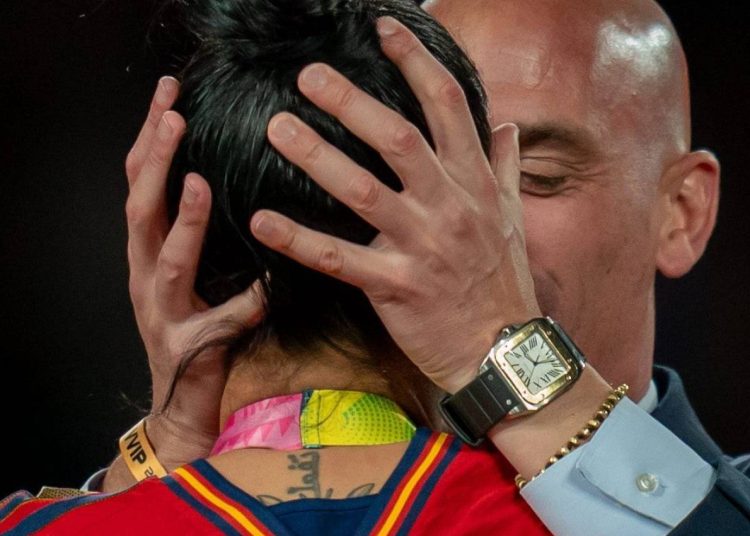 Le président de la Fédération espagnole de football embrassant de force la joueuse, Jenni Hermoso, le 20 août 2023. (NOE LLAMAS / MAXPPP)