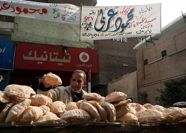 Le pain pita mis en vente dans une rue au Caire, en Égypte