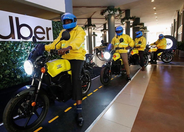 Des conducteurs de boda boda Uber pendant le lancement de la première flotte de produits électriques de l'entreprise à Nairobi, au Kenya, le 31 août 2023. REUTERS/Monicah Mwangi