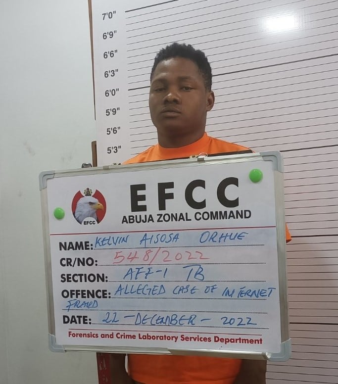 Le cyber-arnaqueur Aisosa Kelvin Ohue, alias Frederick Leonard à la Commission des crimes économiques et financiers (EFCC)