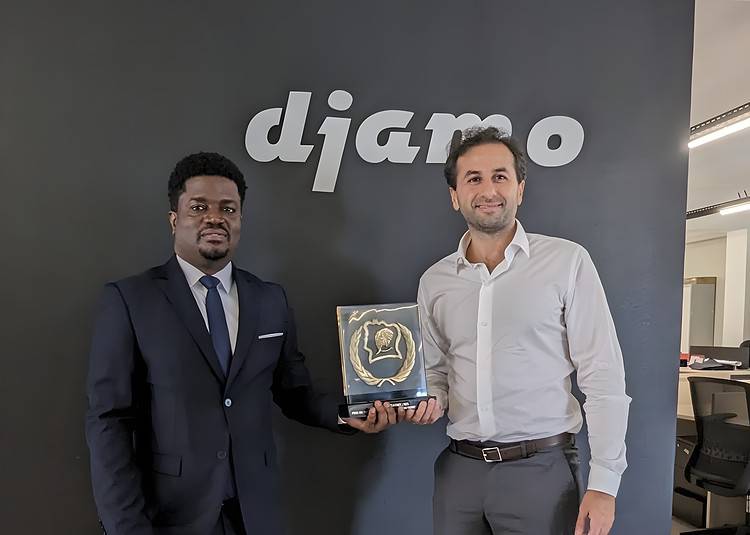 Régis Bamba et Hassan Bourgi, co-fondateurs de Djamo, posant avec leur prix d'excellence Alassane Ouattara