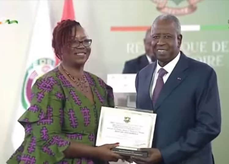 Coulibaly Tielourougo (à gauche) reçoit son prix des mains mains du médiateur de la République, Adama Toungara (à droite). (DR)