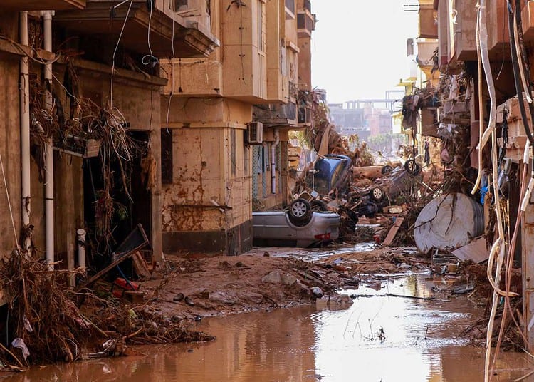 Des voitures renversées gisent parmi d'autres débris causés par des inondations soudaines à Derna, dans l'est de la Libye, le 11 septembre 2023 (Photo via AFP)