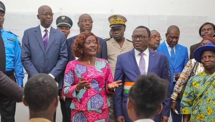 Une photo de famille des officiels autour de la ministre de l'Éducation Nationale et de l’Alphabétisation, Mariatou Koné. (DR)